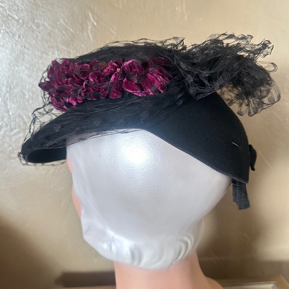 BEAUTIFUL 1940s\' BLACK FELT TILT HAT + BURGUNDY FABRIC \